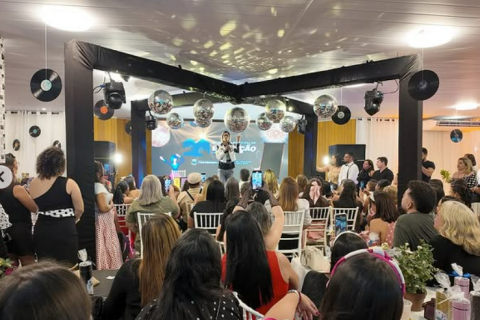 Festa dos Professores celebra educadores com clima retrô e homenagens em Itapororoca