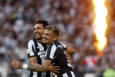 Botafogo goleia o Coritiba e Tiquinho Soares amplia artilharia no Brasileiro