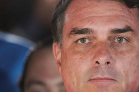 PF rastreia fronteiras para verificar se Flávio Bolsonaro fugiu do Brasil; aliado nega